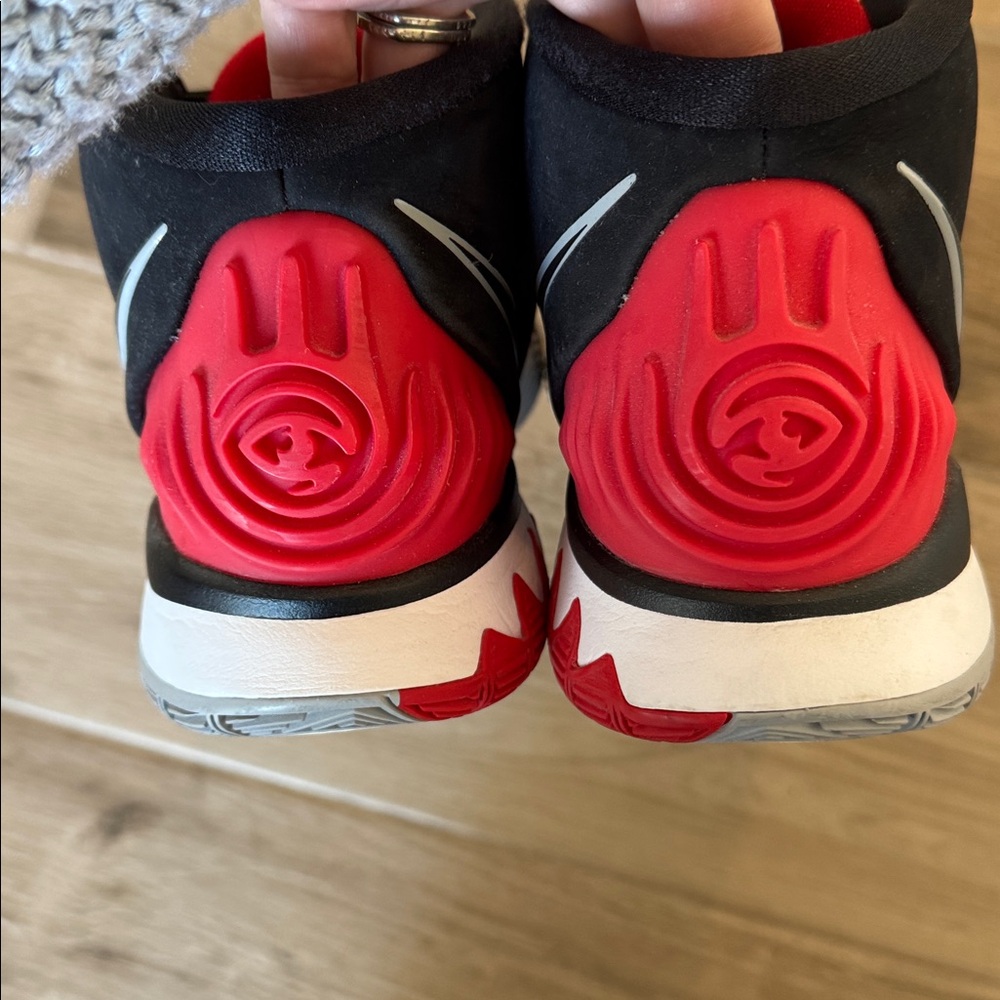 Nike Kyrie Bred 10 1/2 sneakers - Picture 3 of 8